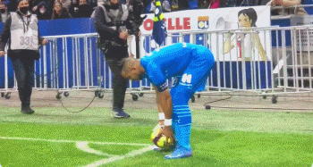 门将连续零封，稳定球队防线