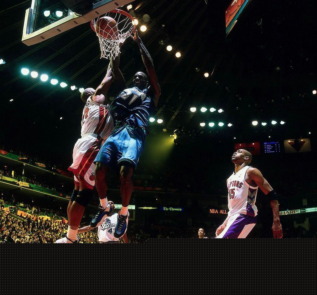 斯卡洛尼戴白手套递交世界杯，因凡蒂诺为仪式错误公开道歉